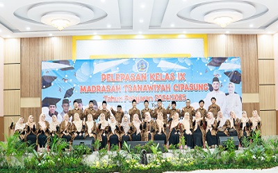 Dalam potret kebersamaan yang penuh makna ini, tampak para pendidik dan tenaga kependidikan Madrasah Tsanawiyah Cipasung berfoto bersama dalam suasana syahdu acara pelepasan peserta didik kelas IX tahun ajaran 2024/2025. Mereka adalah sosok-sosok inspirat
